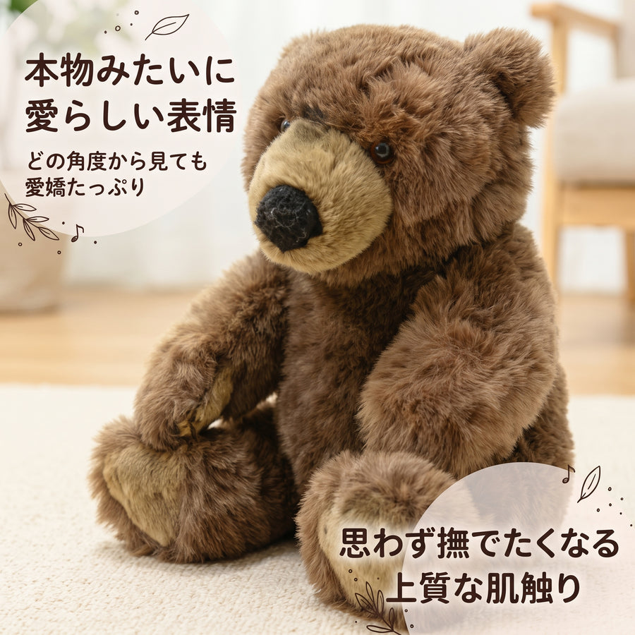 お部屋のラグの上に座るブラウンベアぬいぐるみ。どの角度から見ても愛嬌たっぷりな表情と思わず撫でたくなる上質な肌触り