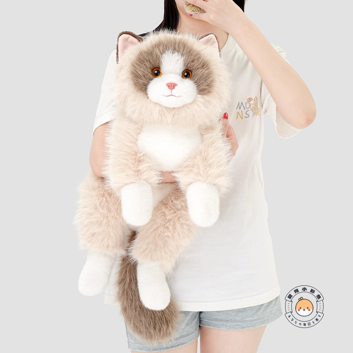 抱き上げると四肢としっぽが自然に垂れ下がるラグドール猫ぬいぐるみの抱き心地