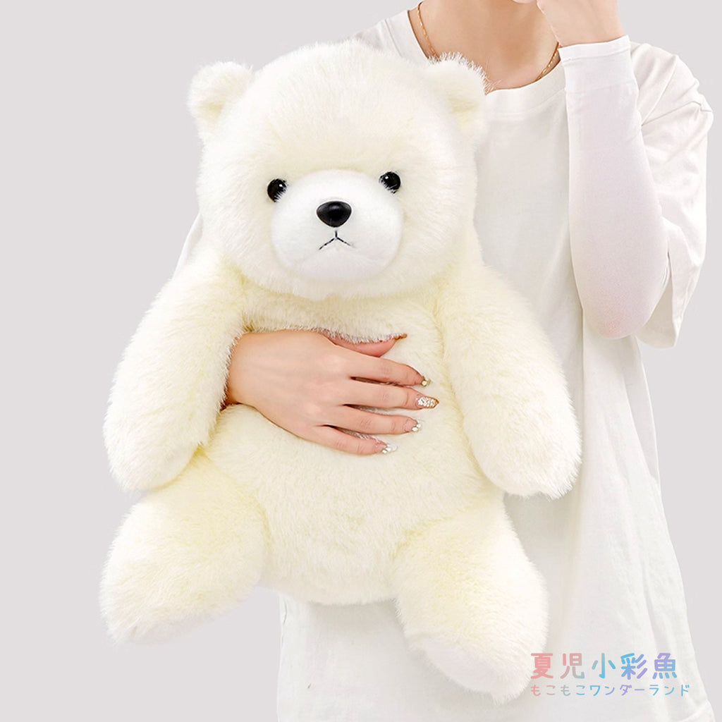 両手でゆるっとおすわりシロクマぬいぐるみを抱きかかえる様子、安心感のあるボリュームと抱き心地
