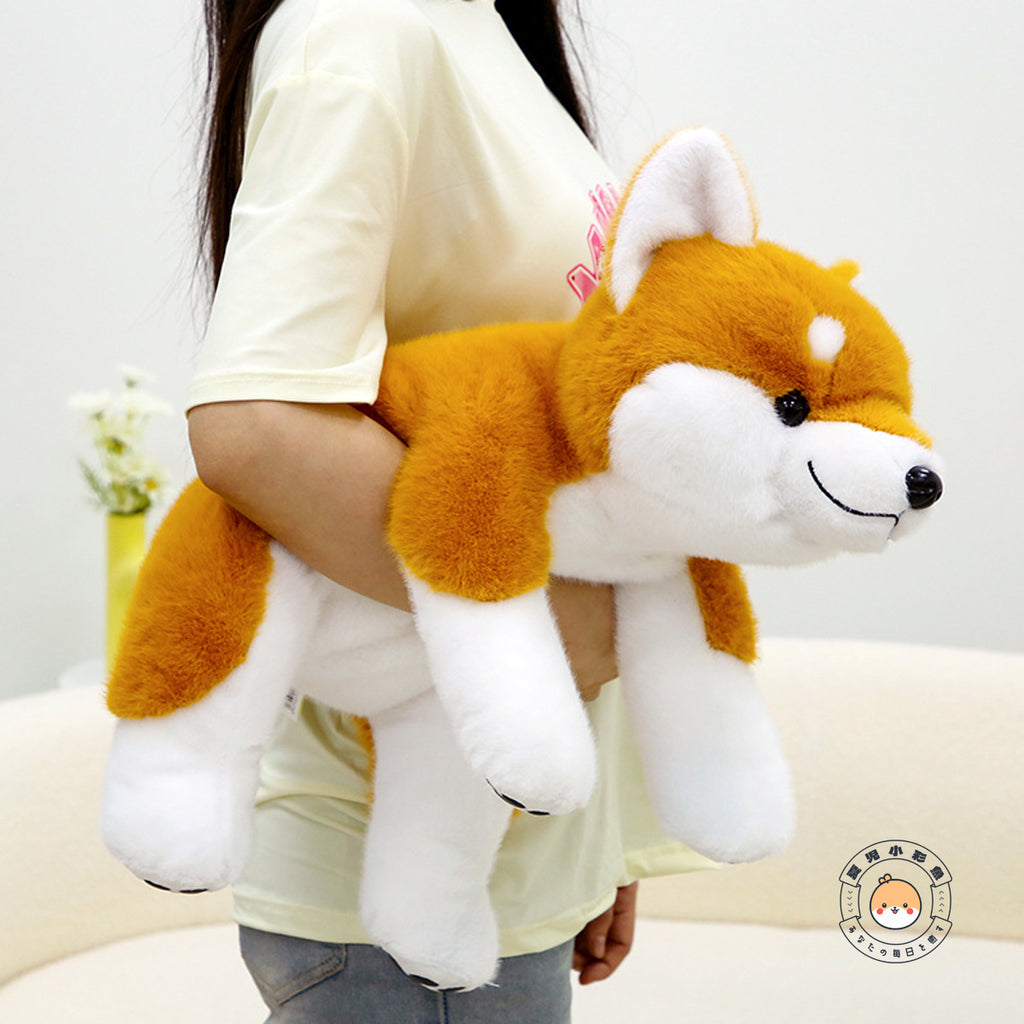 柴犬のぬいぐるみを抱えて持ち運ぶイメージ
