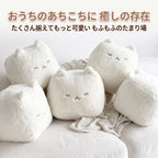 ソファに集まるキューブ白猫ぬいぐるみ もふもふの癒し空間