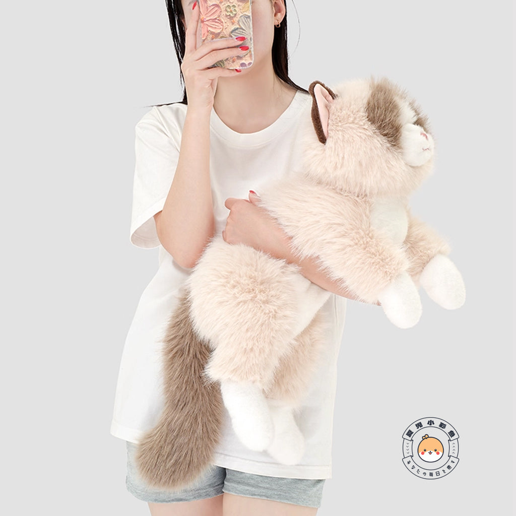 腕の中にしっとりと寄り添う長毛ラグドール猫ぬいぐるみの優しいサイズ感
