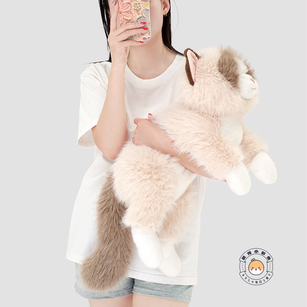腕の中にしっとりと寄り添う長毛ラグドール猫ぬいぐるみの優しいサイズ感