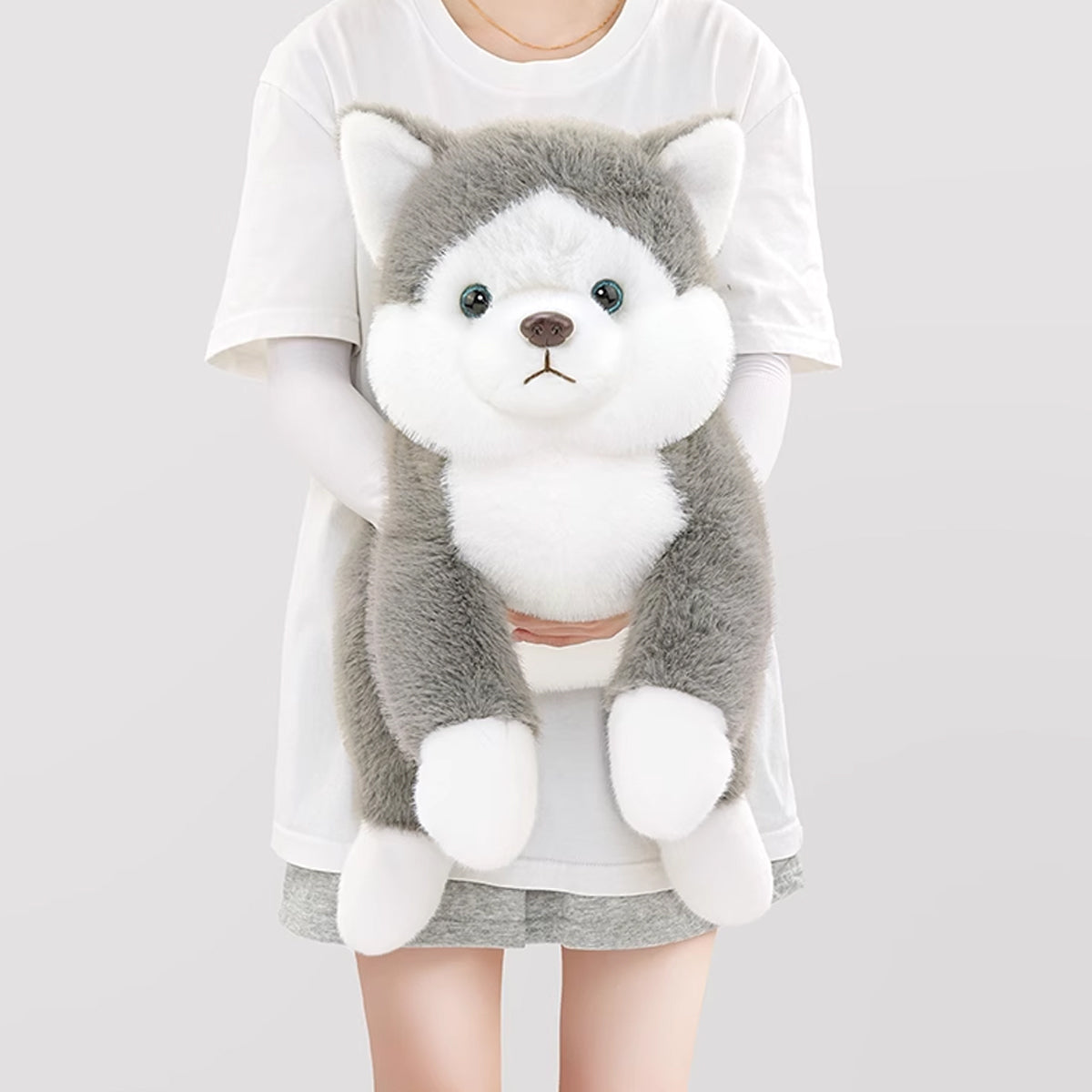 両手でしっかりと抱きしめた特大ハスキーぬいぐるみのボリューム感