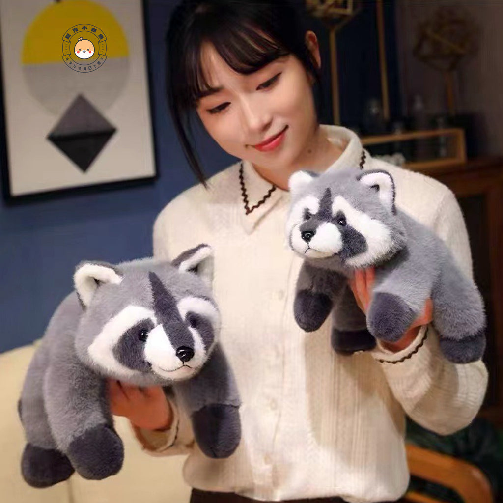 アライグマのぬいぐるみを抱いた大きさの比較イメージ