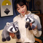 アライグマのぬいぐるみを抱いた大きさの比較イメージ