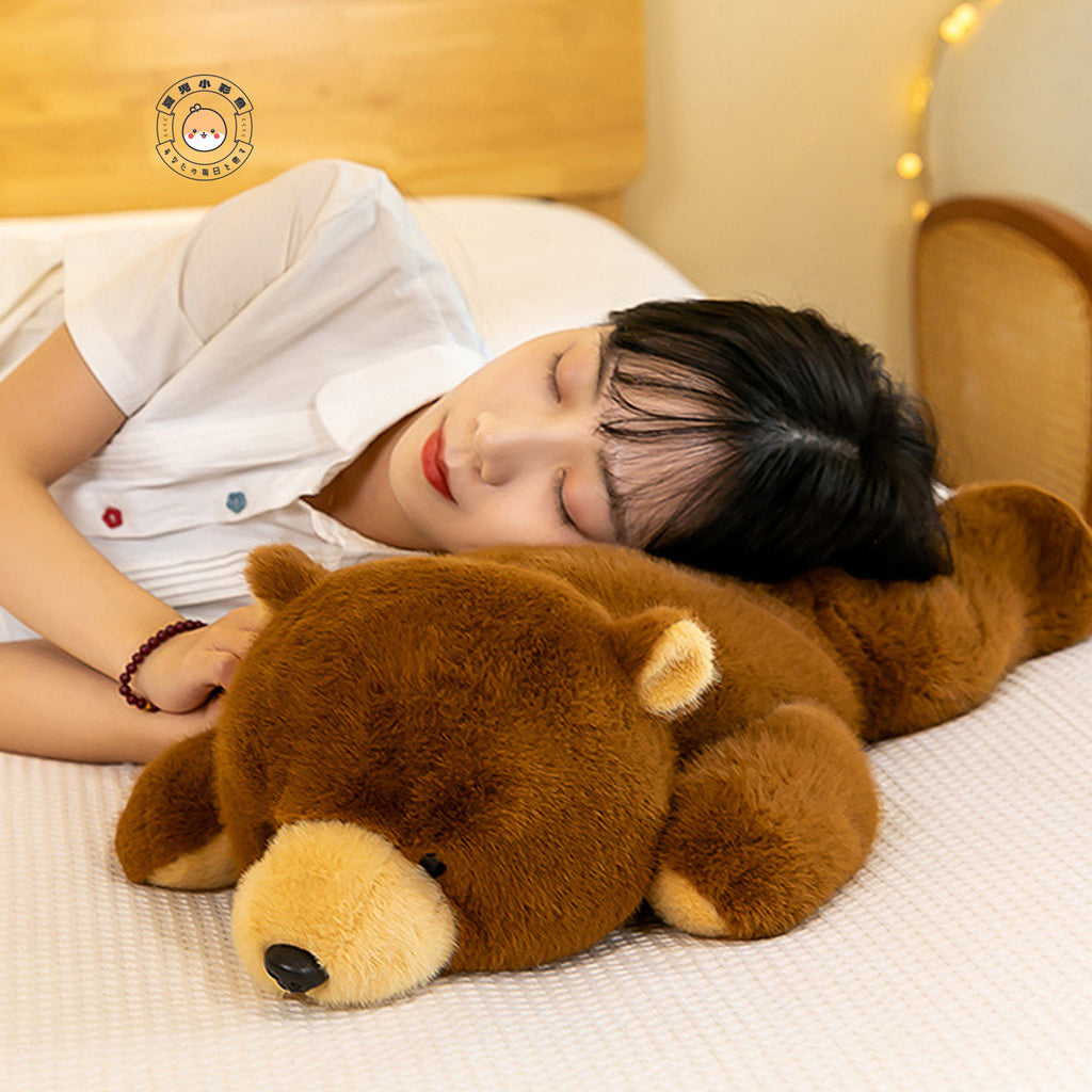 大きいくまのぬいぐるみとベッドで過ごす癒しのイメージ