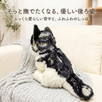 ソファの背もたれに寄り添うハスキーぬいぐるみの後ろ姿。ふっくらと丸みのある背中ともふもふの愛らしいしっぽ