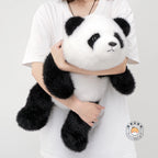 ぎゅっと抱きしめられる特大パンダぬいぐるみのふっくらとした横顔