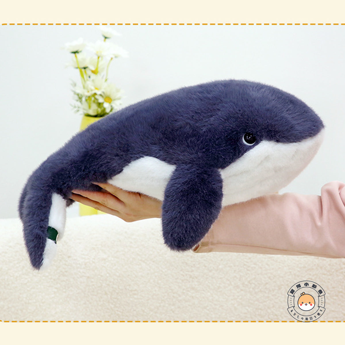 大きいクジラのぬいぐるみを抱き枕のように抱くイメージ