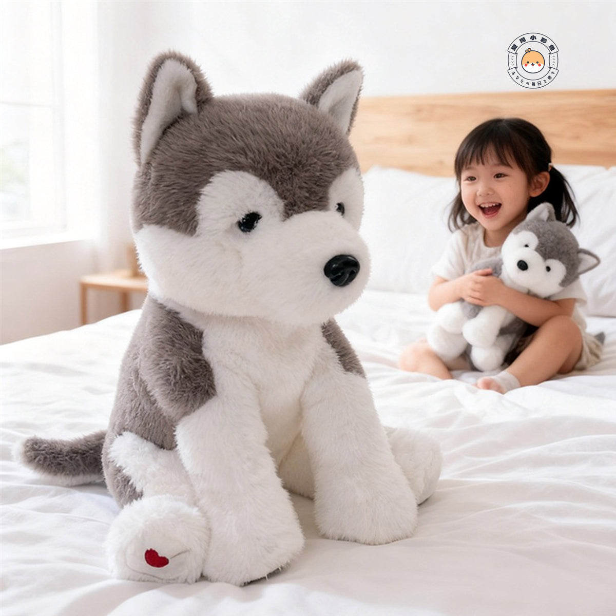 ベッドの上で子どもが抱きしめる大きめハスキーのぬいぐるみ 添い寝シーン