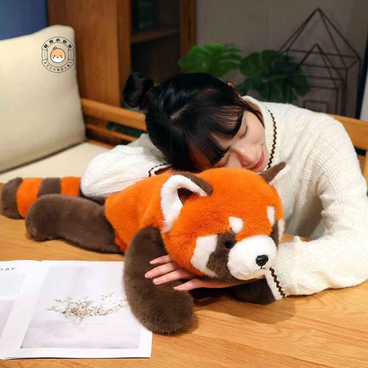 レッサーパンダのぬいぐるみと過ごすリラックスイメージ