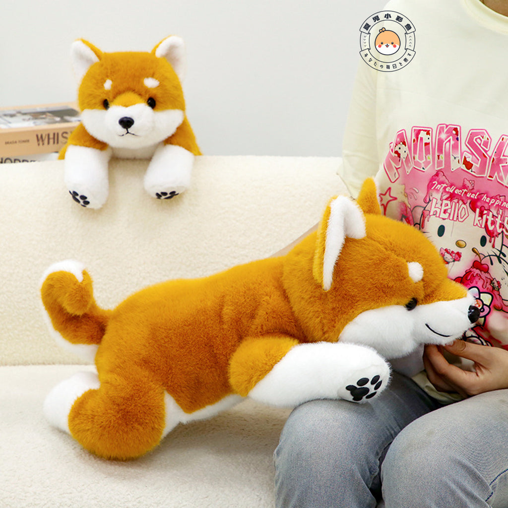 柴犬ぬいぐるみをソファで楽しむリラックスイメージ