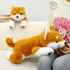 柴犬ぬいぐるみをソファで楽しむリラックスイメージ