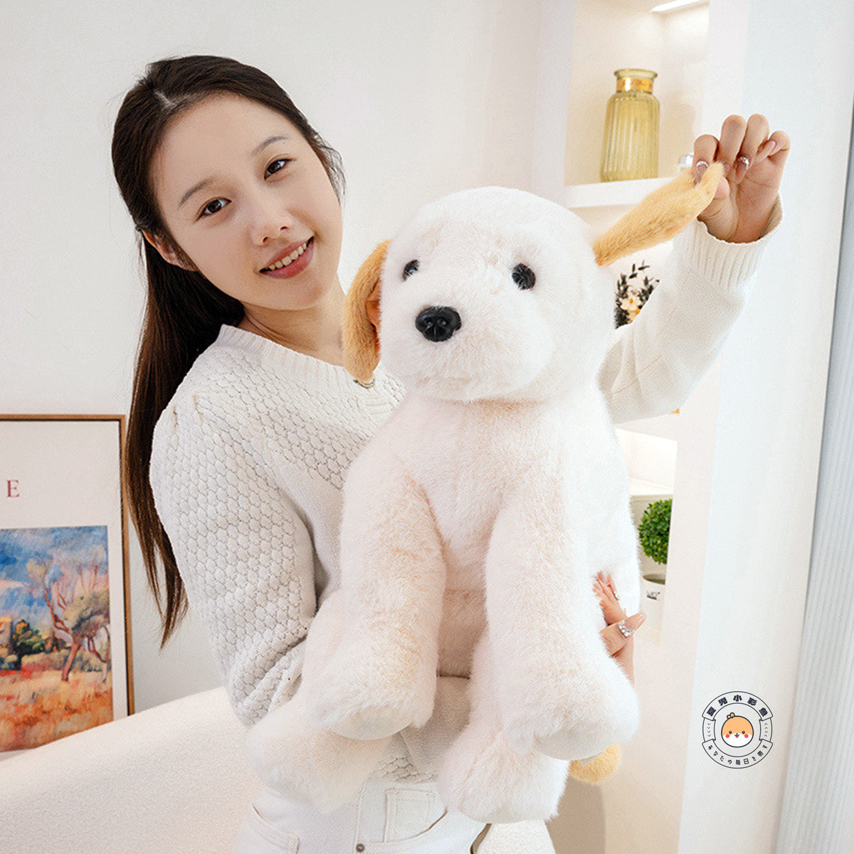 両手で抱き上げる大きめラブラドールぬいぐるみ ふわふわの毛並みとおすわり姿