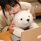 ホッキョクグマのぬいぐるみと過ごすリラックスイメージ