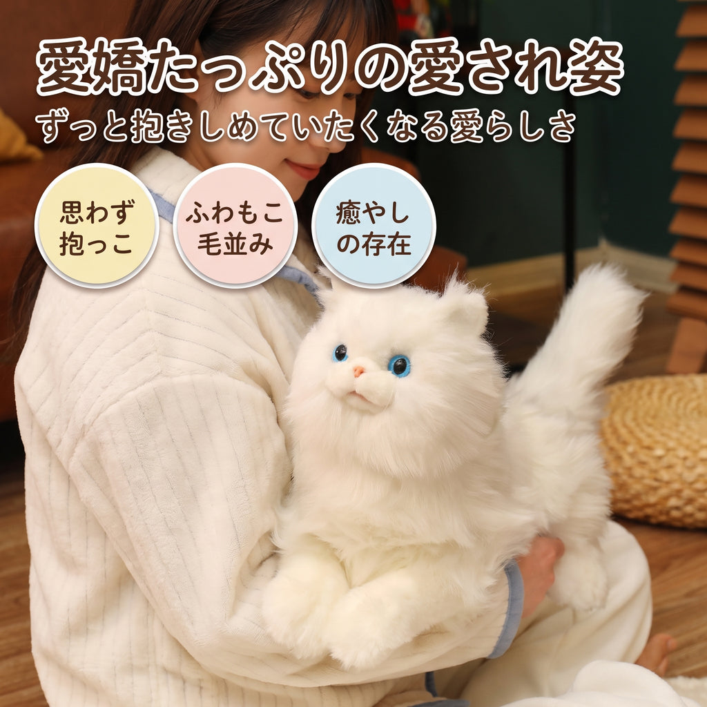 女性の腕にゆったりと抱っこされる特大・全長50cmのペルシャ猫ぬいぐるみ。思わずぎゅっと抱きしめたくなるボリューム感