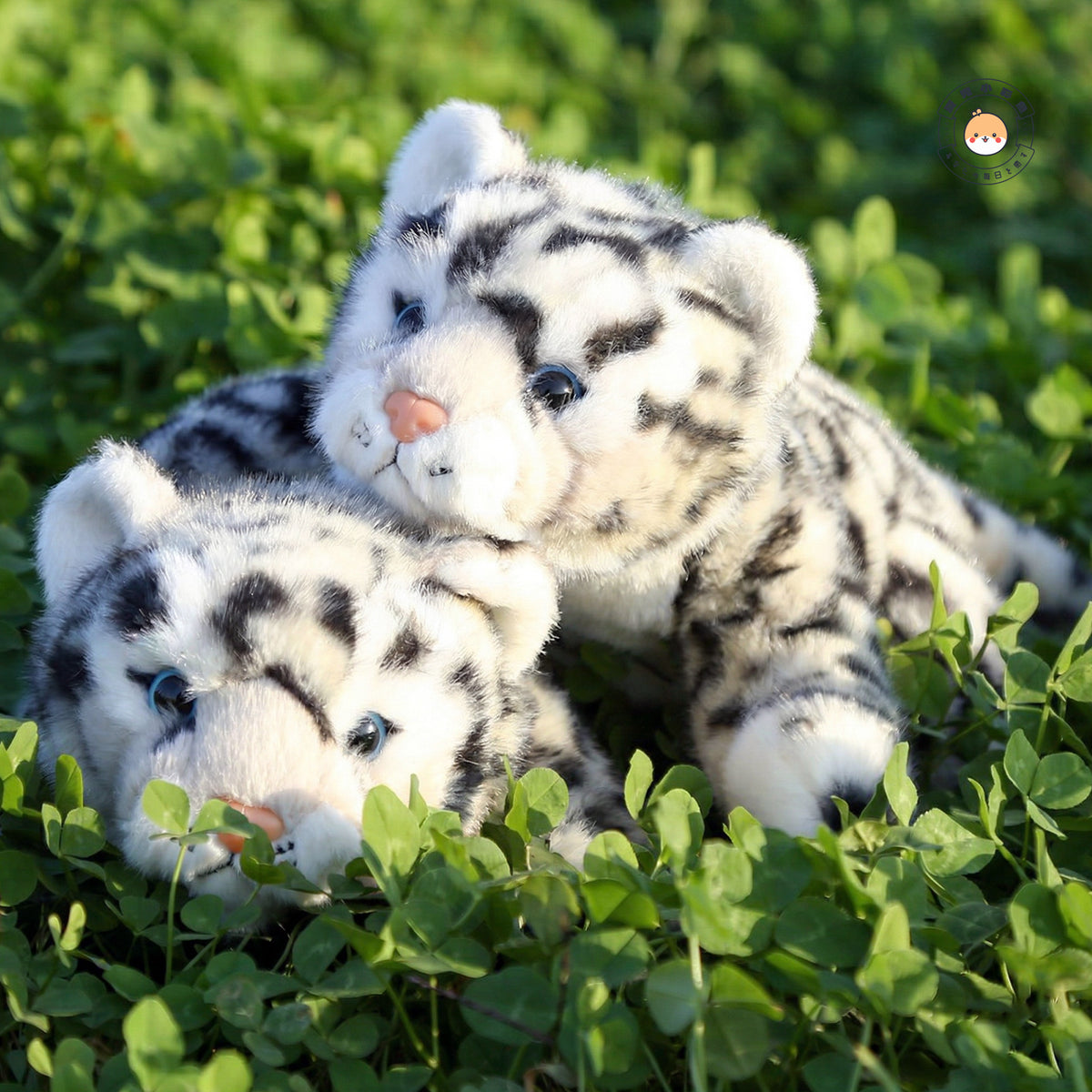 大きいユキヒョウのぬいぐるみを抱き枕のように楽しめる寝そべりイメージ