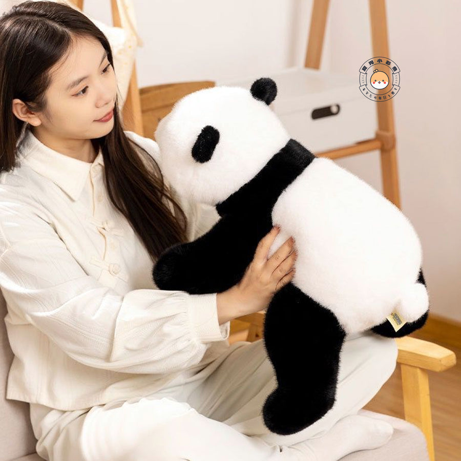 大きいパンダのぬいぐるみを抱いて過ごすリラックスイメージ