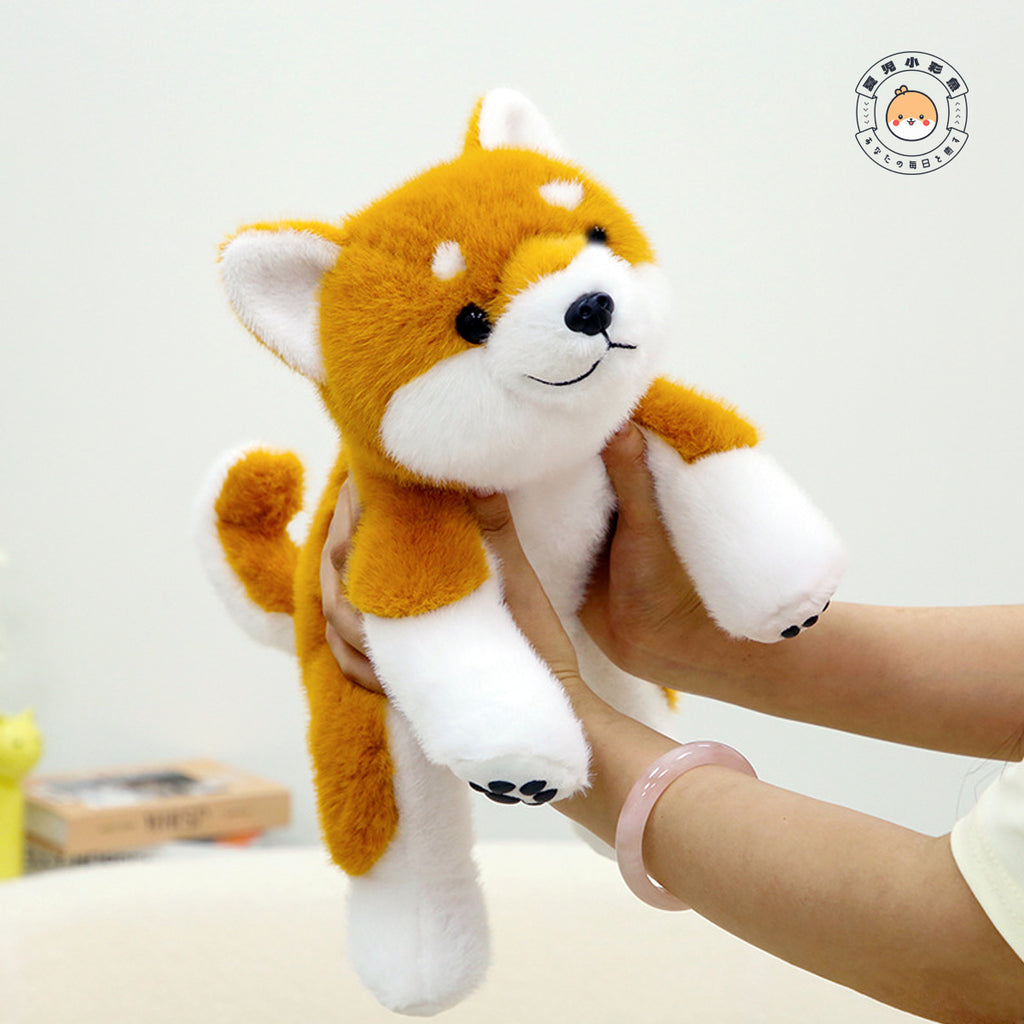 柴犬のぬいぐるみを手に持ったサイズイメージ