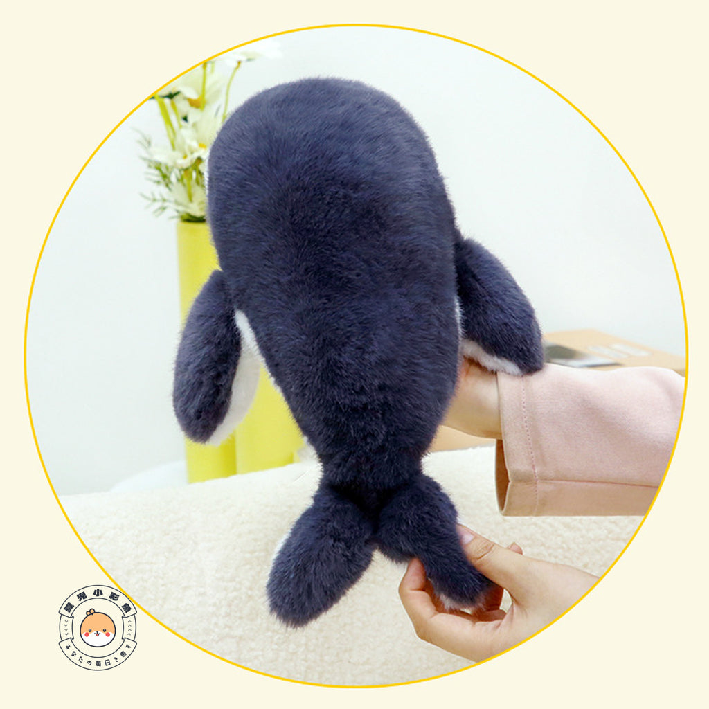 シロナガスクジラぬいぐるみのふわふわの尾びれと後ろ姿