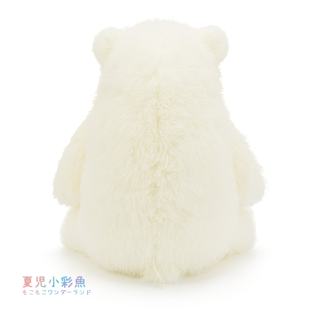ゆるっとおすわりシロクマぬいぐるみの後ろ姿、ふんわりとした白い背中と小さな尻尾のディテール