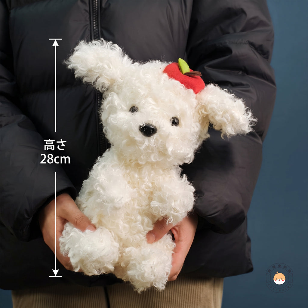 両手で抱きかかえてサイズ感を実感できる、高さ28cmお座りぬいぐるみの実物サイズイメージ