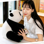 パンダのぬいぐるみを抱き枕のように抱く癒しのイメージ