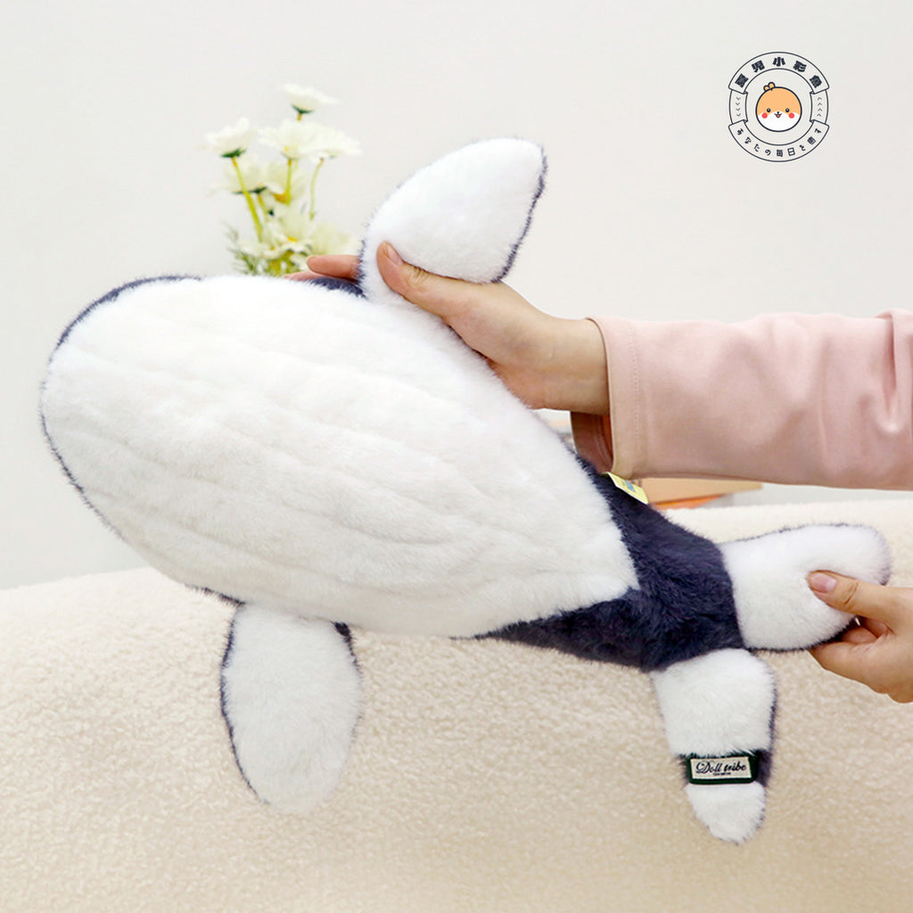 大きいシロナガスクジラのぬいぐるみを抱いて過ごす癒しのイメージ