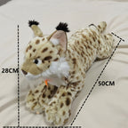 ベッドの上に寝そべるオオヤマネコぬいぐるみのサイズ感。全長約50cm・全高約28cmのボリューミーな存在感