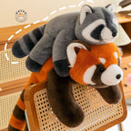 アライグマのぬいぐるみと動物ぬいぐるみを並べたイメージ