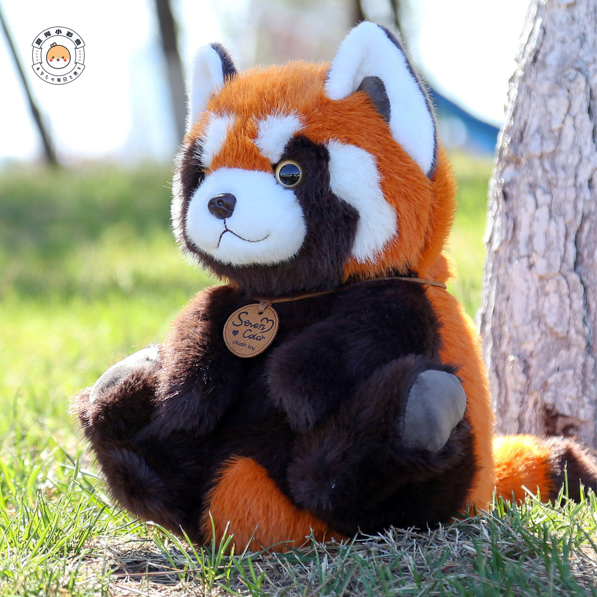 レッサーパンダ ぬいぐるみ 草原 おすわり姿 ナチュラルな佇まい