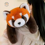レッサーパンダのぬいぐるみを肩に抱いた大きさのイメージ