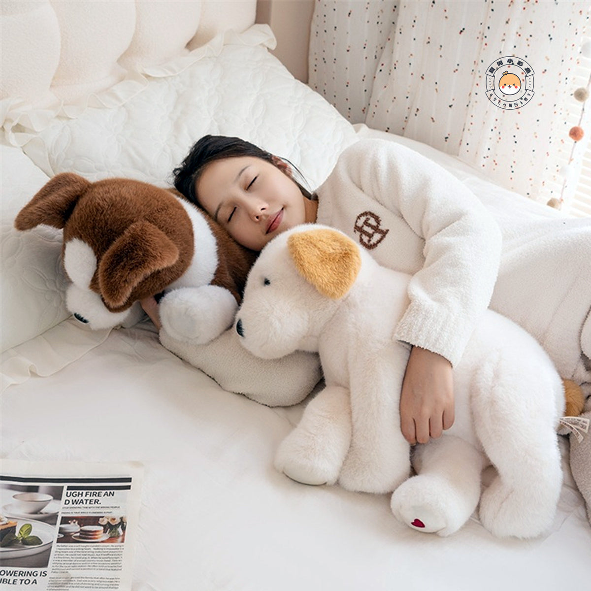 ベッドでお布団に入り一緒に眠るラブラドールぬいぐるみ 添い寝シーン