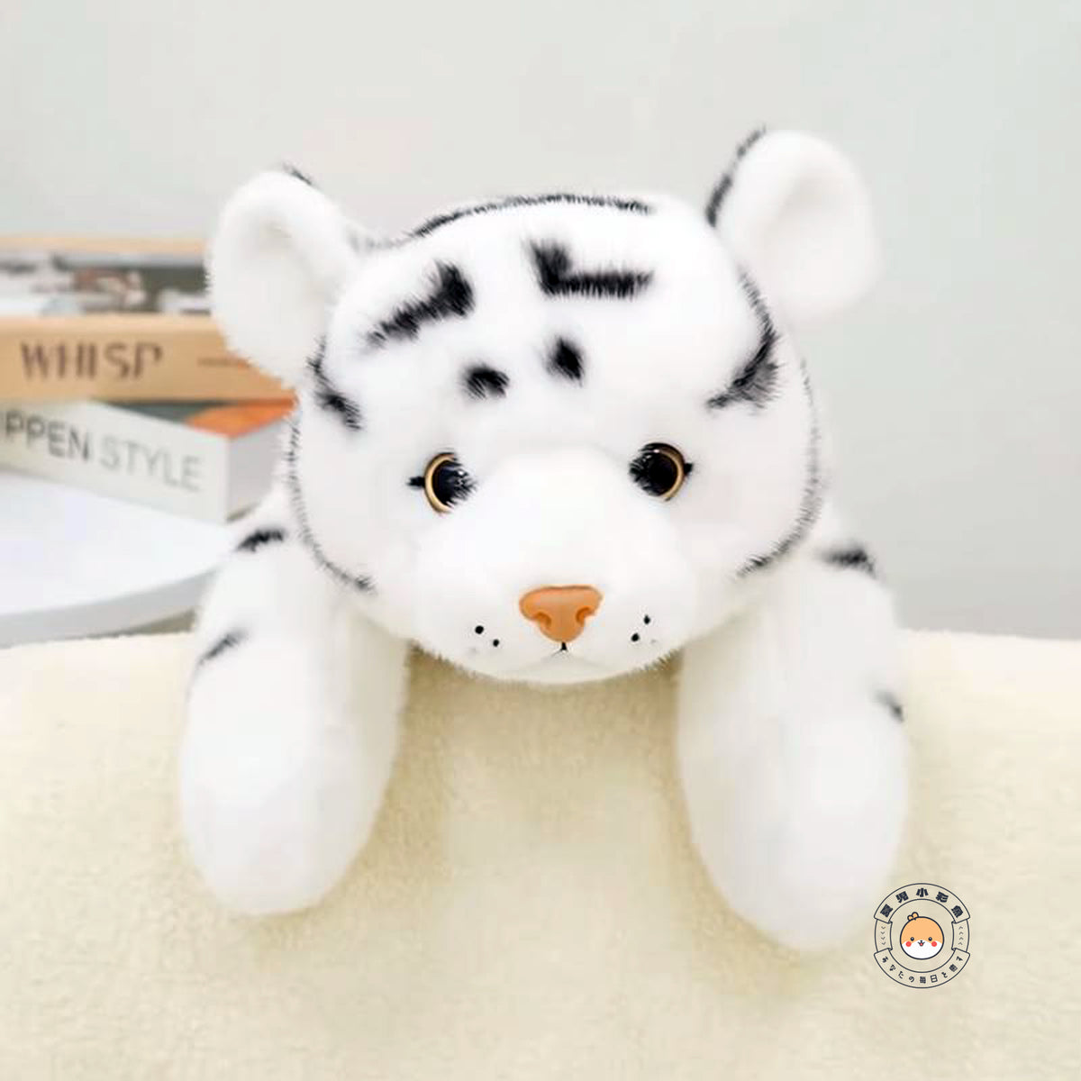 ホワイトタイガーぬいぐるみのかわいい表情と寝そべりフォルム