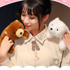くまのぬいぐるみと一緒に楽しむかわいいコーディネートイメージ