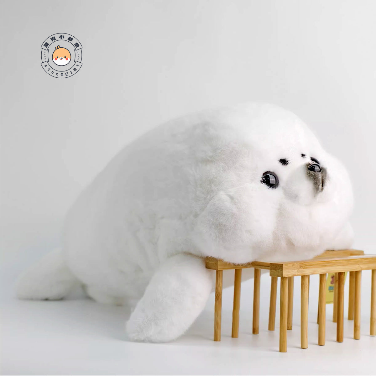 白いアザラシのぬいぐるみをお部屋に飾ったインテリアイメージ