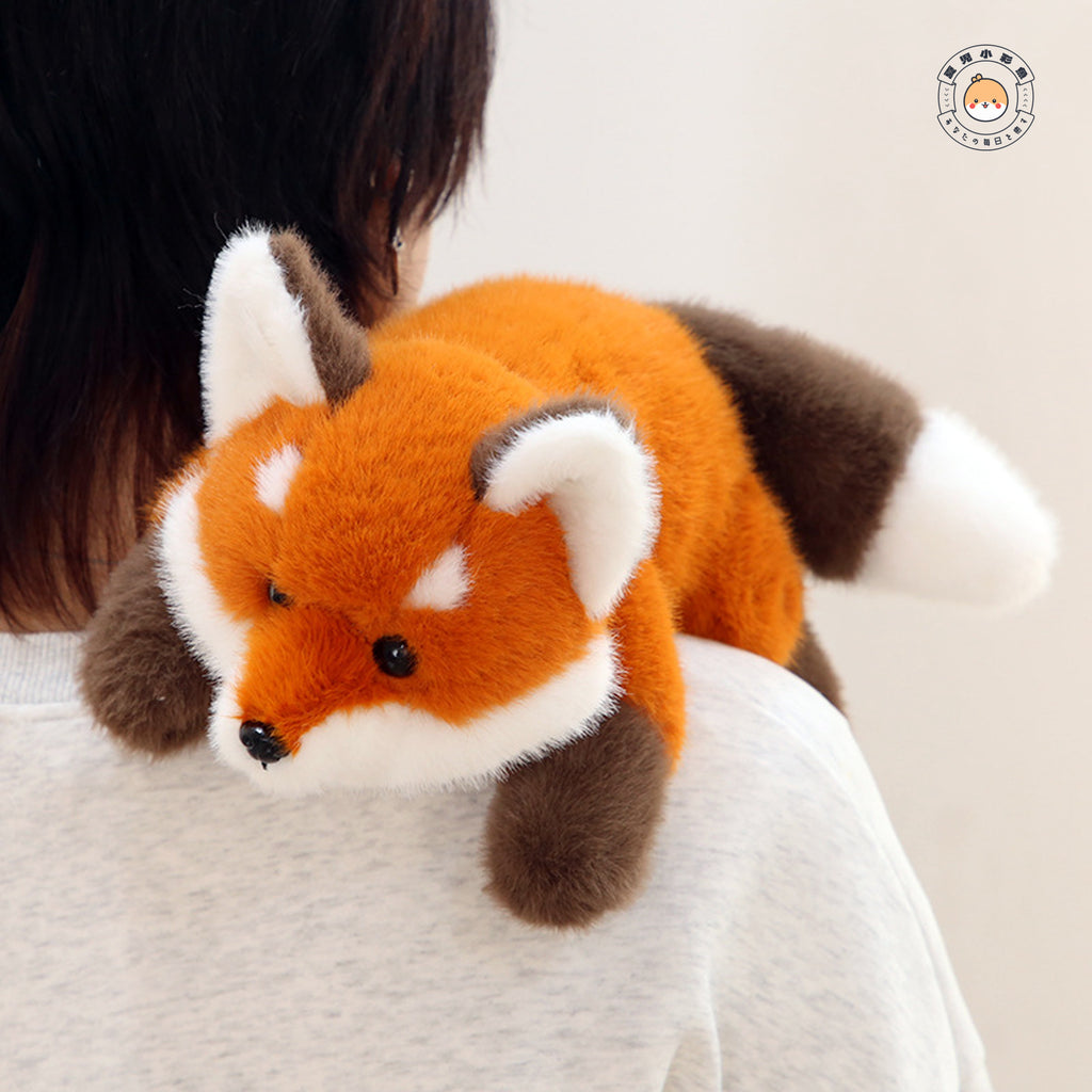 キツネのぬいぐるみを肩に抱いたふわふわのリラックスイメージ